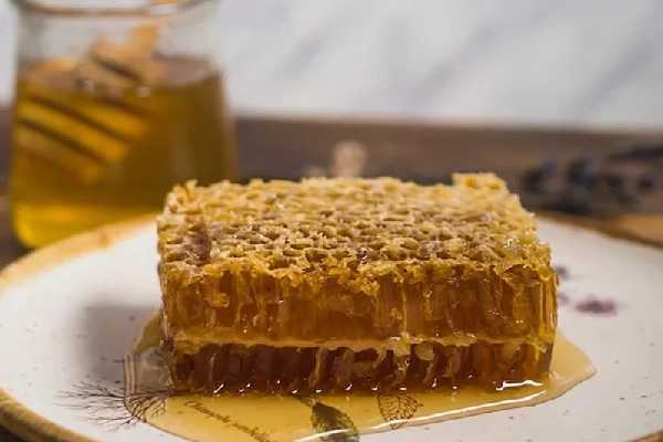 عسل با موم طبیعی